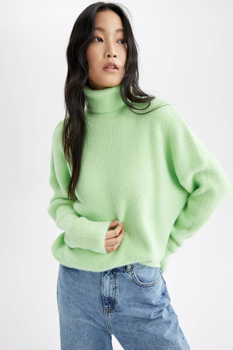 Пуловер оверсайз с высоким воротником для женщин