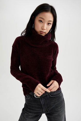Пуловер стандартного кроя с высоким воротником для женщин