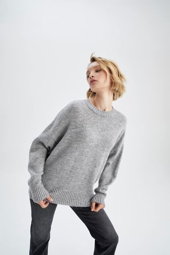 Пуловер свободного крою з круглим вирізом для жінок