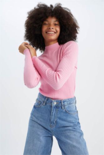 Свитер приталенного кроя с воротником