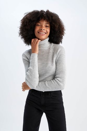 Пуловер приталенного кроя с высоким воротником для женщин