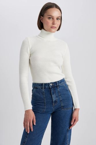 Пуловер приталенного кроя с высоким воротником из трикотажа для женщин