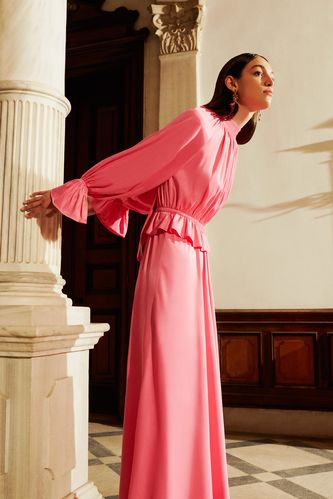 Nihan Peker Tasarım Fularlı Yaka Uzun Kollu Volanlı Saten Elbise