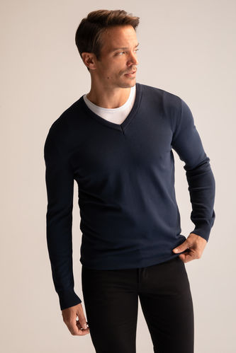 Пуловер стандартного крою з V-подібним вирізом для чоловіків