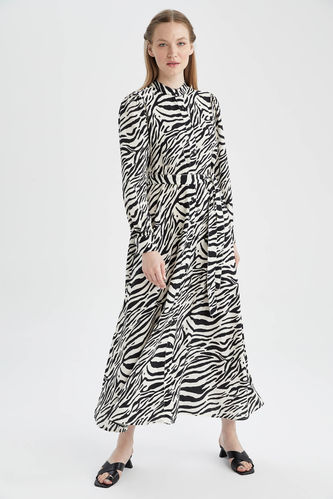 Regular Fit Dik Hakim Yaka Zebra Desenli Kuşaklı Uzun Kollu Maxi 
Elbise