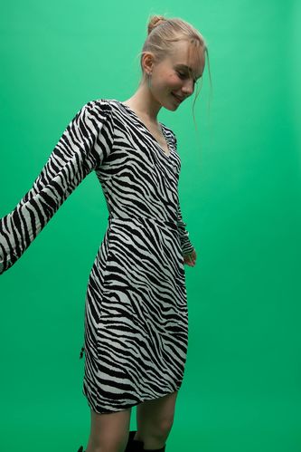  A Kesim V Yaka Zebra Desenli Uzun Kollu Mini Elbise