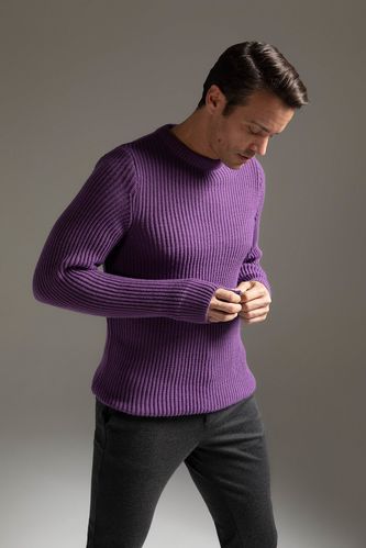Пуловер приталенного кроя с круглым вырезом для мужчин