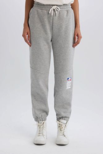 DeFactoFit Jogger Eşofman Altı NBA Wordmark Standart Fit Beli Paçası Lastikli Bağcıklı Cepli Uzun Boy