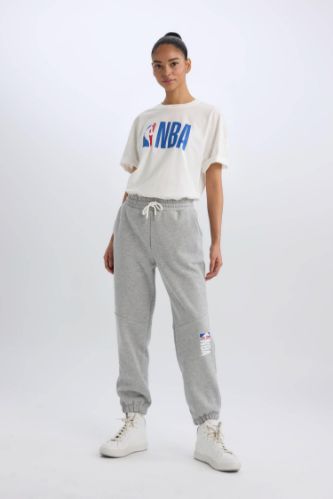 DeFactoFit Jogger Eşofman Altı NBA Wordmark Standart Fit Beli Paçası Lastikli Bağcıklı Cepli Uzun Boy