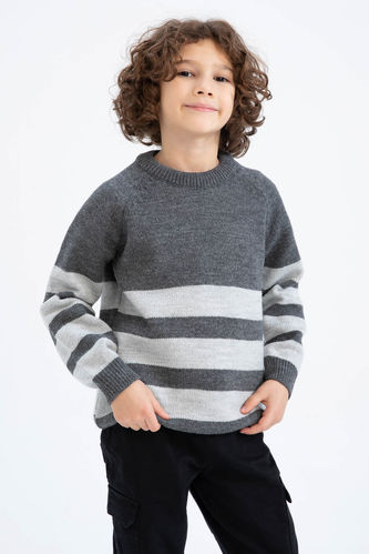 Пуловер стандартного кроя с круглым вырезом