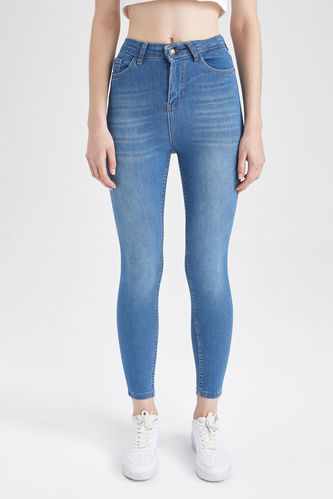 High Waist Jeans mit Rissdetail