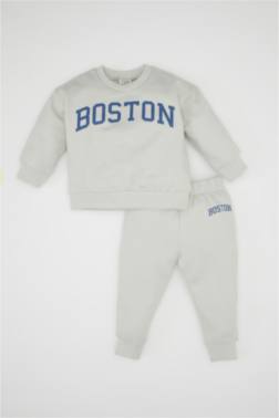 سيت ولادي بطبعة شعار قماش رقيق - قطعتين