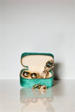 KADIN YEŞİL TAKI KUTUSU