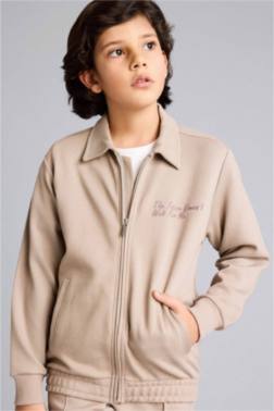 جاكيت رياضي بطبعة شعار قصة عادية وياخة بولو