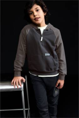 سويت شيرت ولادي بطبعة شعار اوفر سايز وجيب