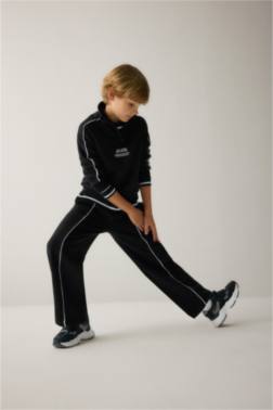 BOY BARREL FİT COLLEGE PRİNT BLACK SWEATPANTS