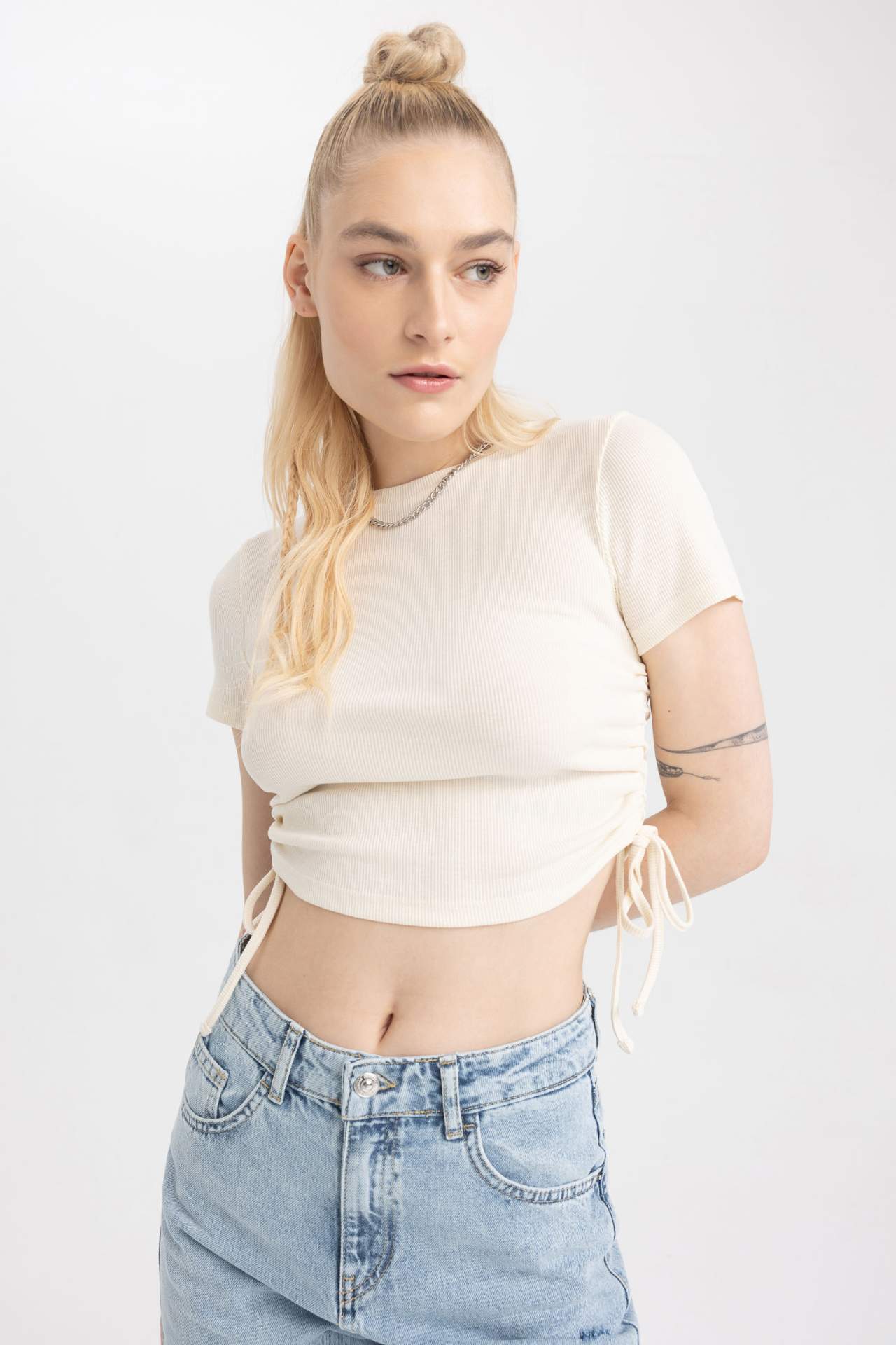 White Woman Short Sleeve Tie Waist Crop Top 2439930 Defacto