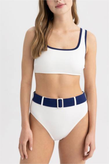 توب بكيني قصة عادية من Fall In Love