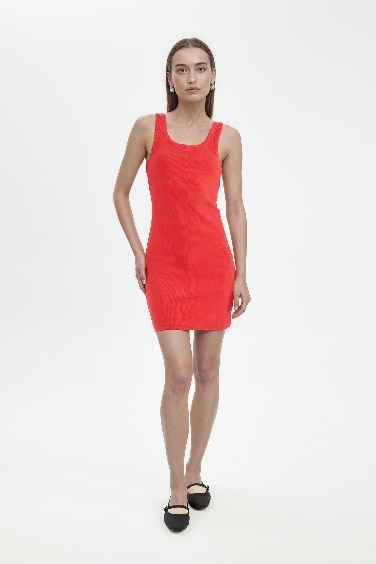 فستان قصير مضلع بحمالات بوديكون بياخة مستديرة