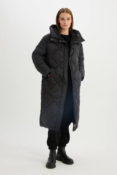 Su Geçirmez Kapüşonlu Uzun Mont Parka Kapitoneli Fermuarlı Çıtçıtlı Cepli