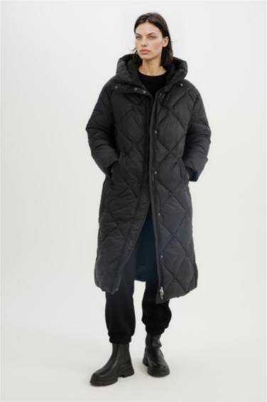 Su Geçirmez Kapüşonlu Uzun Mont Parka Kapitoneli Fermuarlı Çıtçıtlı Cepli