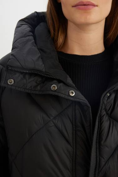 Su Geçirmez Kapüşonlu Uzun Mont Parka Kapitoneli Fermuarlı Çıtçıtlı Cepli