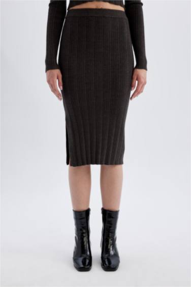 Coool Slim Fit Dar Kesim Basic Düz Yırtmaçlı Triko Midi Etek