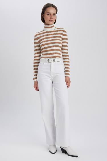 Свитер приталенного кроя в полоску