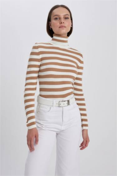Свитер приталенного кроя в полоску