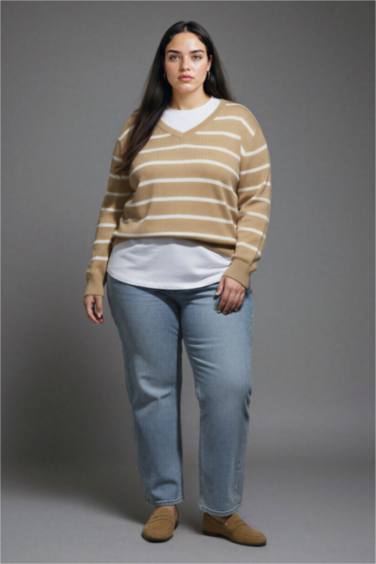 Свитер свободного кроя с V-образным вырезом