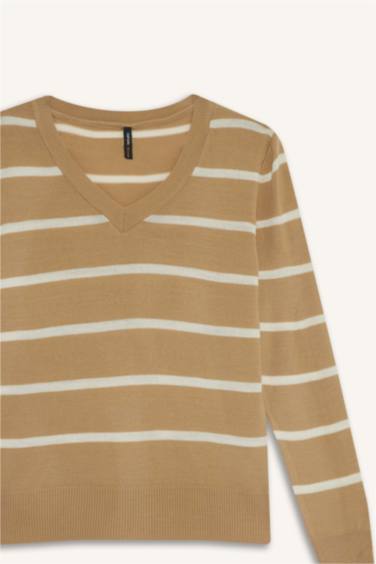 Свитер свободного кроя с V-образным вырезом