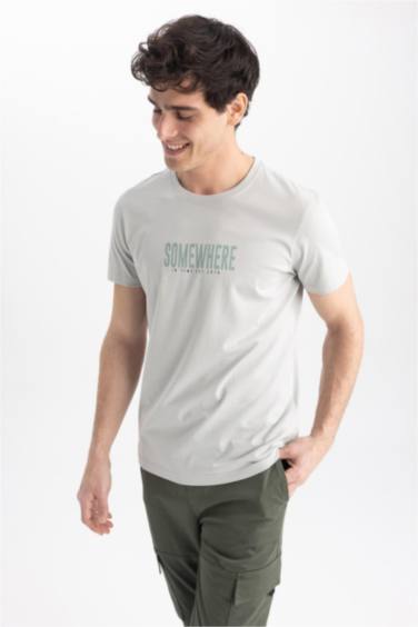 Футболка приталенного кроя с круглым вырезом и принтом