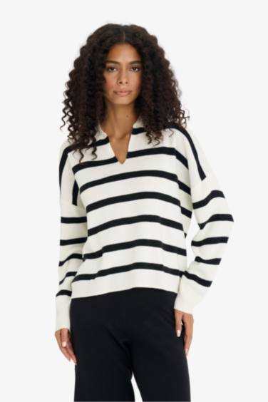 Трикотажный свитер с поло-воротником, расслабленного кроя