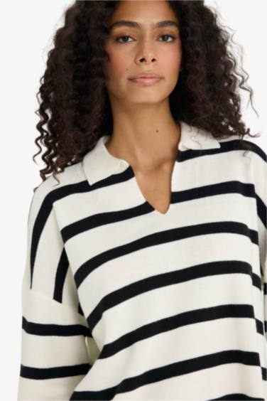 Трикотажный свитер с поло-воротником, расслабленного кроя