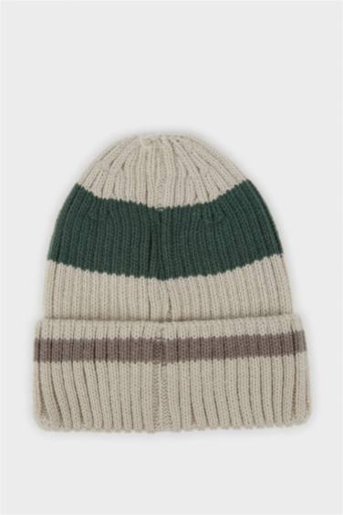 Мужская трикотажная шапка с этикеткой