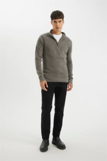 بلوفر تريكو بيزك قصة عادية بياقة نص بسوسته