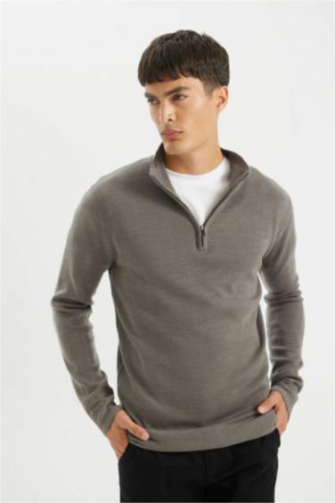 بلوفر تريكو بيزك قصة عادية بياقة نص بسوسته