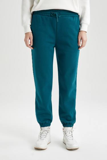 Standard Fit Pocketed Thick Fabric Sweatpants