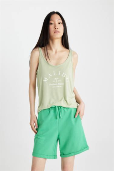 فانيلة بقصة عادية بياقة مستديرة