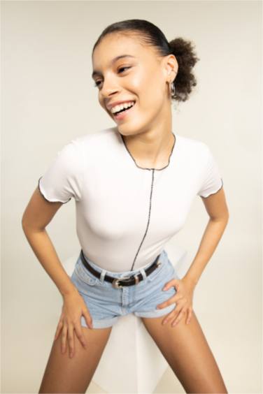 Футболка з коротким рукавом приталеного крою для жінок