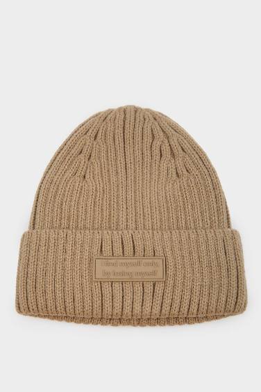 Kadın Dokuma Etiketli Bere