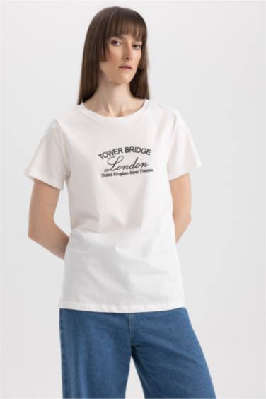 تيشيرت قطن قصة عادية مطرزة وياقة مستديرة