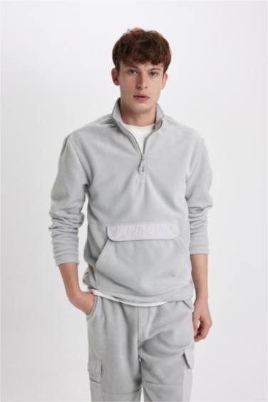 سويت شيرت قصة عادية بياقة عالية بجيب