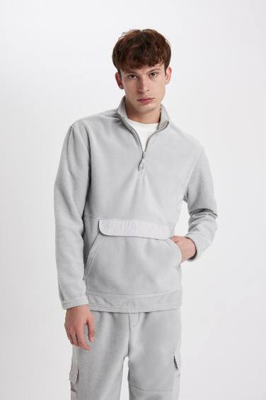 سويت شيرت قصة عادية بياقة عالية بجيب