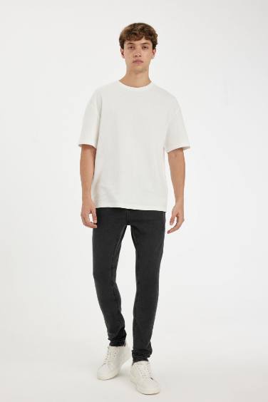 بنطرون جينز سوبر سكيني فيت بقالب ضيق وخصر عادي