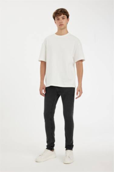 بنطرون جينز سوبر سكيني فيت بقالب ضيق وخصر عادي