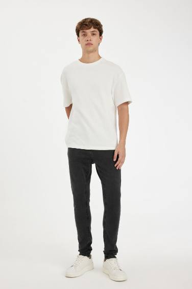 بنطرون جينز سوبر سكيني فيت بقالب ضيق وخصر عادي