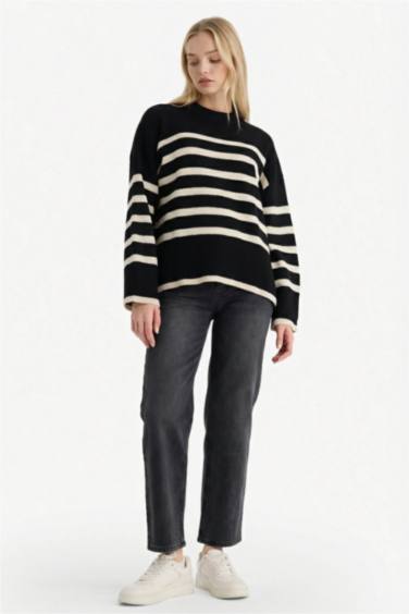 بلوفر مخطط اوفر سايز بياقة عالية