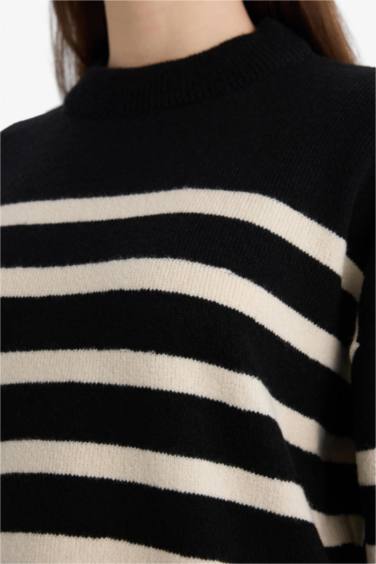 بلوفر مخطط اوفر سايز بياقة عالية