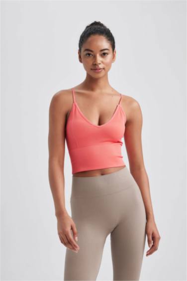 كروب توب رياضي برقبة V بدون أكمام